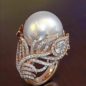 Silvertone Pearl Left Woman’s Ring Rhinestone